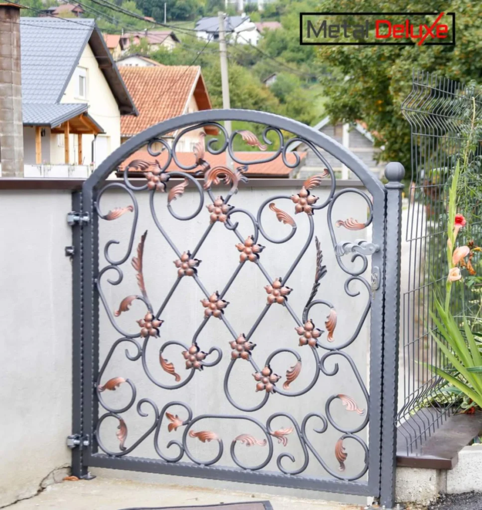 Dvorišna metalna kapija s ukrasnim detaljima – Metal Deluxe